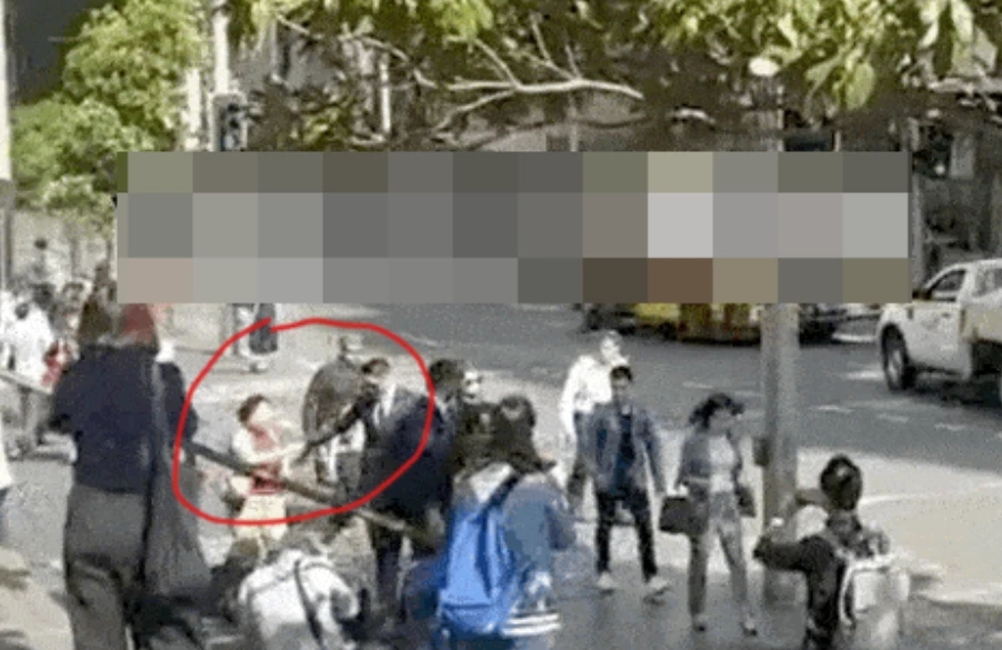 高云翔法庭外与粉丝握手互动，庭审首度落泪原因曝光