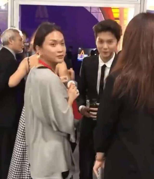 鹿晗加盟冰冰公司？金鸡奖后台给李冰冰拿包